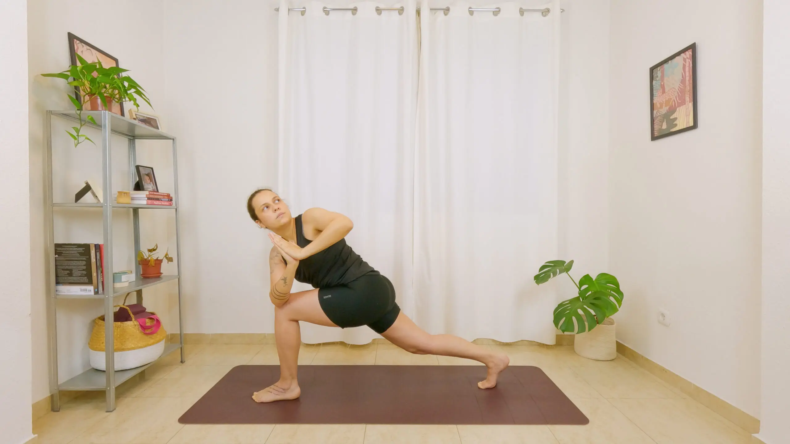 Mulher em uma postura de yoga com torção da coluna