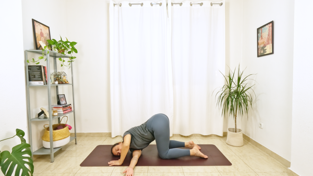 Mulher em postura de yoga em 4 apoios com torção da coluna