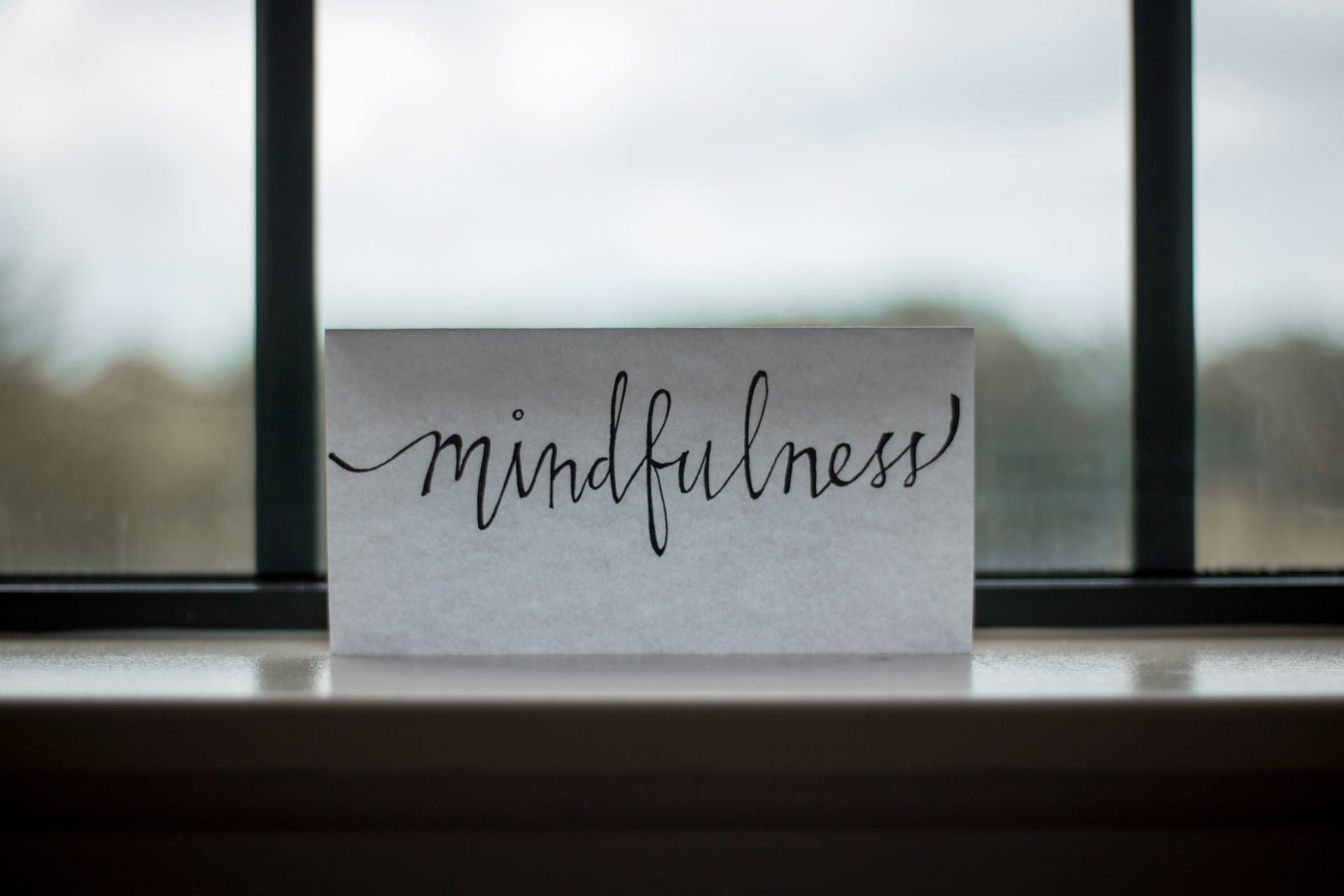Folha de papel palavra "Mindfulness" escrito em preto