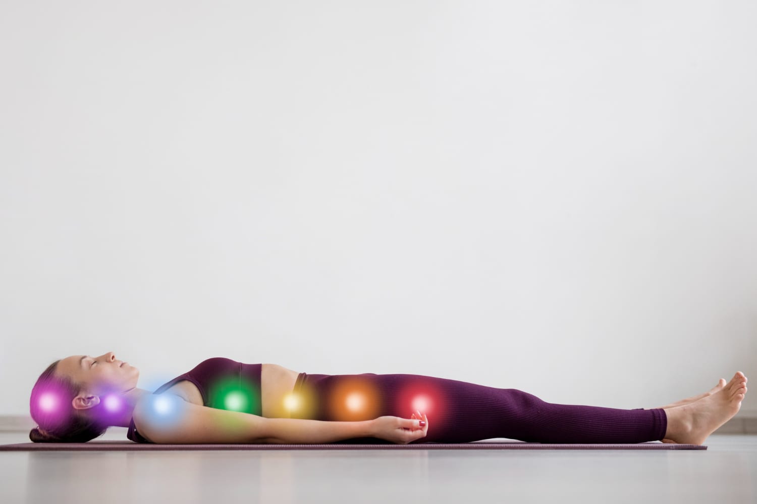 Mulher deitada de barriga para cima e imagem de circulos coloridos sobreposto a foto.