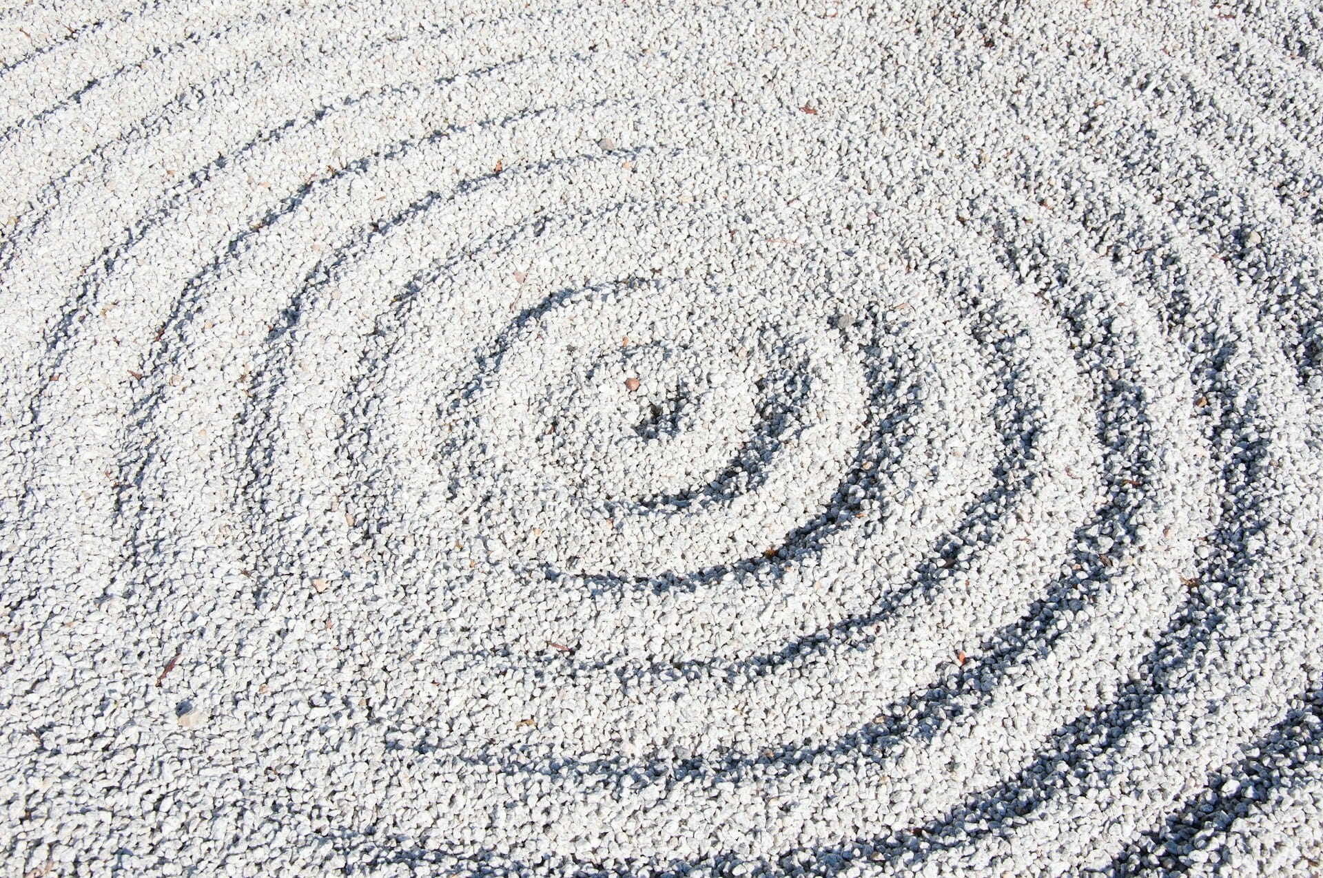 circulos desenhados em chão de pedras brancas