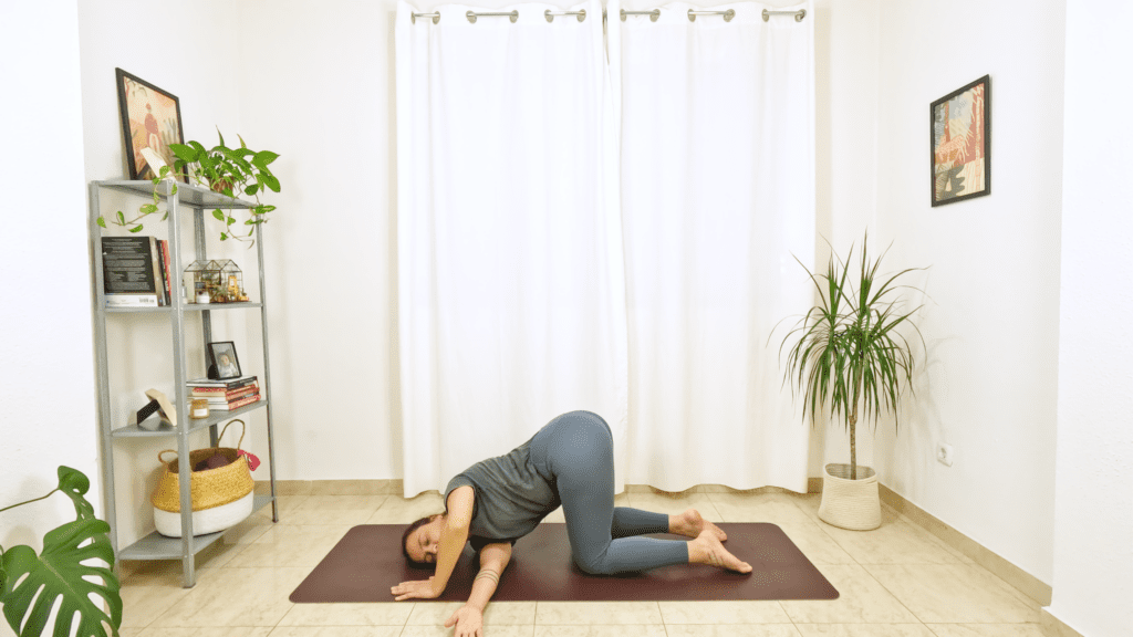 Mulher em postura de yoga em 4 apoios com torção da coluna