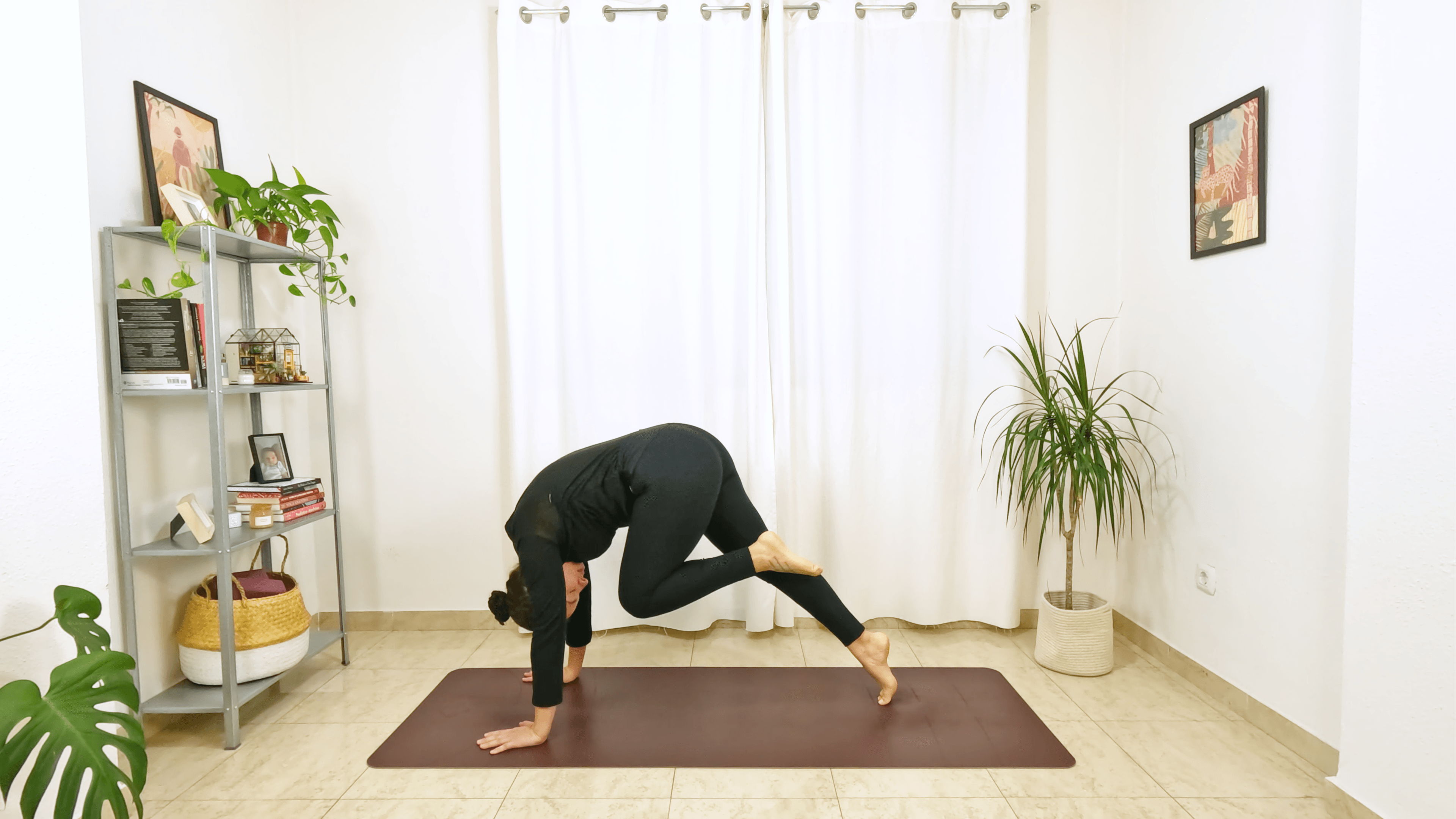 Mulher em postura de yoga