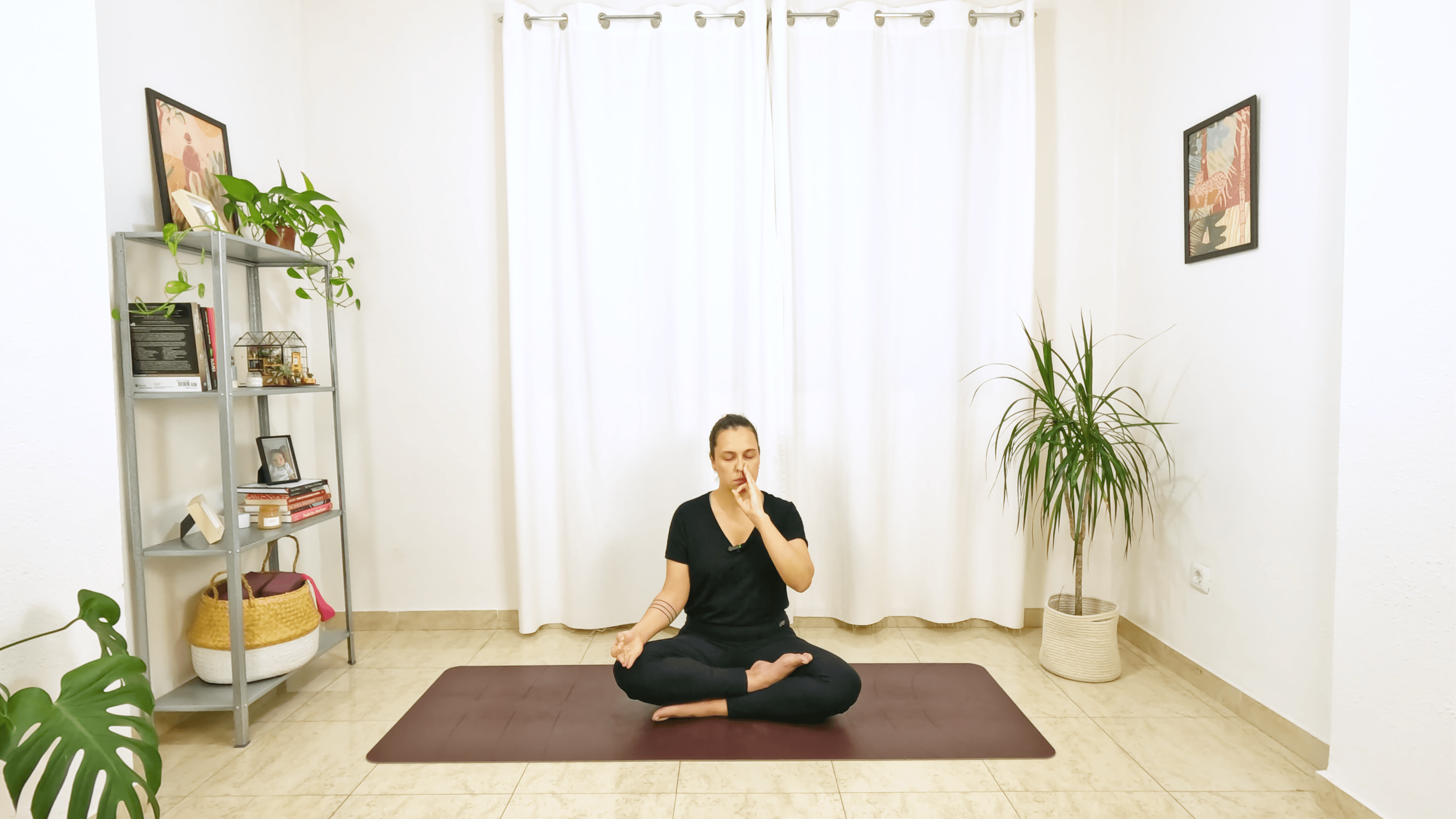 Mulher sentada em postura meditativa